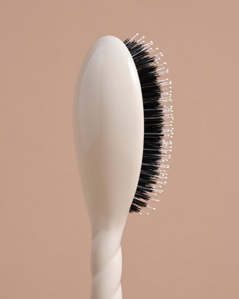 N°03 Essential Sensitive Scalp Brush - Image 2