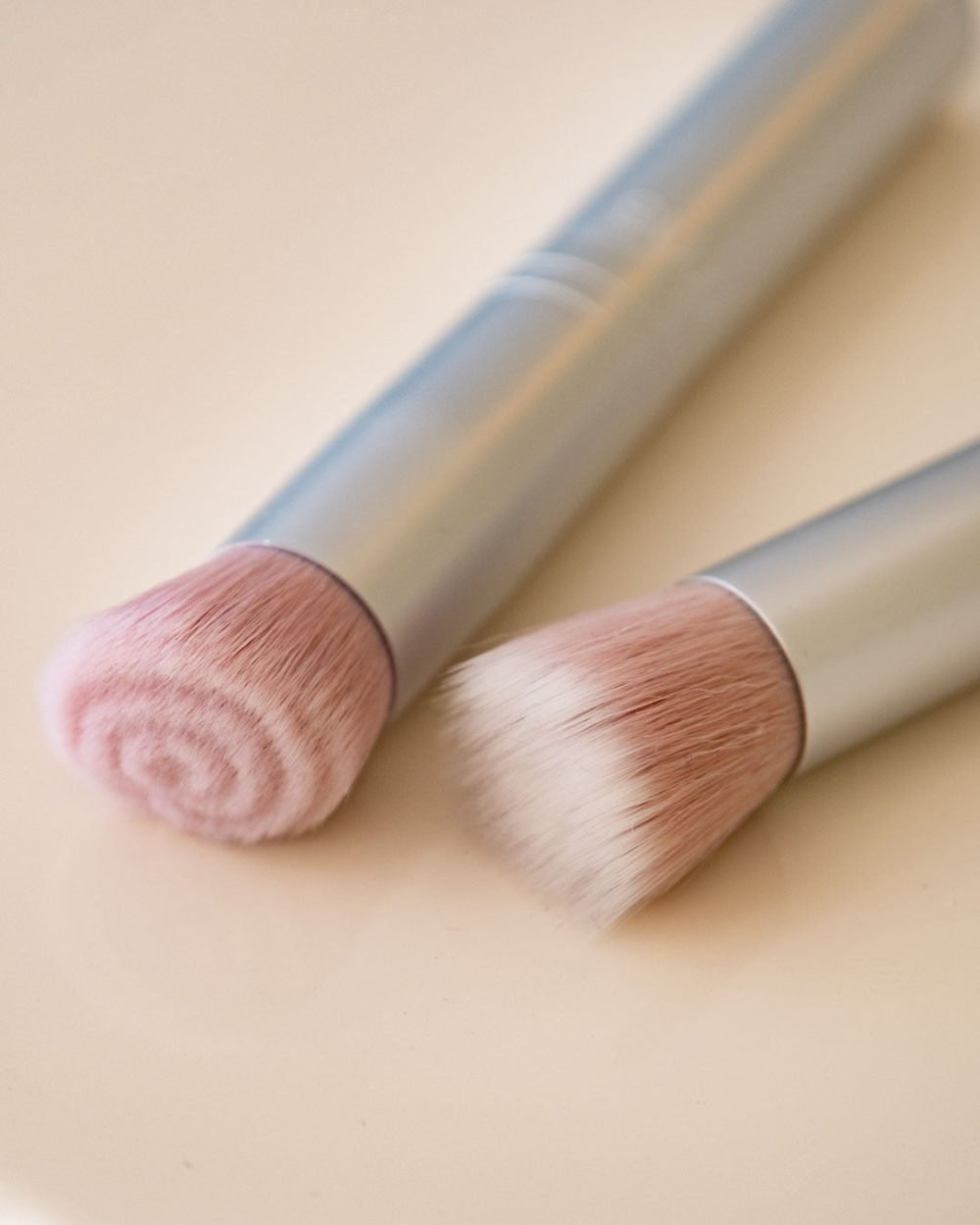 Skin2Skin Blush Brush - Image 3